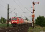 Ausnahmefall: Bei bedecktem Himmel durchfahren am Abend des 24. April 2007 die DB-185 080 und MEG 804 (ex 156 004) den Bahnhof Hirschaid bei Bamberg. Planmig wird der gezeigte Zementzug von den MEG-eigenen 143 in Doppeltraktion bespannt.