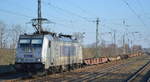 METRANS Rail s.r.o., Praha [CZ] mit  386 024-4  [NVR-Nummer: 91 54 7386 024-4 CZ-M] und einem Güterzug Containertragwagen (leer) am 17.01.20 Bf. Saarmund.