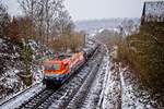 Werbelok 185 685-5 mit einem Kesselzug kurz hinter Altenbeken (17.01.2021) 