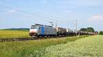 Railpool 186 494, vermietet an Lineas, mit Kesselwagen-/Containerzug in Richtung Osnabrück (bei Melle, 16.06.2021).