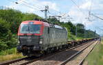 PKP CARGO S.A., Warszawa [PL] mit  EU46-516  [NVR-Nummer: 91 51 5370 029-8 PL-PKPC] und einem Leerzug Containertragwagen am 12.07.21 Durchfahrt Bf. Berlin Hohenschönhausen Richtung Polen.