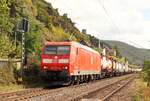 In der Nähe von Kaub ist 185 047 mit Tankcontainern am 11.09.2021 auf der rechten Rheinseite in Richtung Norden unterwegs.