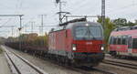 ÖBB-Produktion GmbH, Wien [A] mit  1293 198  [NVR-Nummer: 91 81 1293 198-8 A-ÖBB] und einem Güterzug Drehgestell-Flachwagen (leer) am 27.10.21 Durchfahrt Bf.