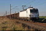 Die einstige Flixtrain-Vectron 193 247-4 schleppt Hochbordwagen unbekannten Inhalts bei Eismannsdorf (Niemberg) Richtung Halle (Saale).