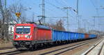 DB Cargo AG [D] mit  187 132  [NVR-Nummer: 91 80 6187 132-6 D-DB] und einem Ganzzug offener Drehgestell-Güterwagen am 14.03.22 Durchfahrt Bf.