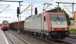 Beacon Rail Leasing Ltd. Lok   185 592-3  [NVR-Nummer: 91 80 6185 592-3 D-BRLL], aktueller Mieter? mit einem Ganzzug offener Drehgestell-Güterwagen am 15.09.22 Durchfahrt Bahnhof Golm.