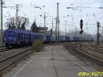 Ein Gterzug bestehend aus: NACCO Wagen und einer Diesellok der Dortmunder Eisenbahn durchfhrt am spten Nachmittag Witten Hbf.