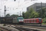 Die Cobra 2817 kommt mit einem Papierzug  aus Zeebrugge/Belgien nach Kln-Gremberg und fhrt in Aachen-West im Hintergund fhrt der RB 33 von Duisburg-HBF nach Aachen-HBF bei Sonne.