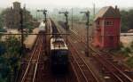 05.05.1982 - Historisches Foto (verzeihung fr die schlechte Qualitt) vom HBF Hattingen Ruhr, mit einem Erzzug (36 Wagen) in Richtung Henrichshtte, gezogen von einer BR 151 ...