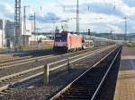 186 322-4 zieht einen langen Autozug am 22.06.2011 durch Kaiserslautern