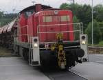 Am 22.07.2011 zieht die 294 604-4 einen kurzen Gterzug in den Bahnhof Finnentrop.