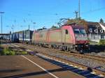 185 600-4 von Crossrail zieht einen LKW Walterzug am 30.09.2011 durch Schwetzingen 