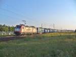 185 594-3 von Crossrail zieht einen Containerzug  am 04.10.2011 bei Waghusel in Richtung Mannheim  