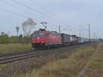 185 595-6 von Crossrail zieht einen Containerzug am 05.10.2011 durch Wiesental  