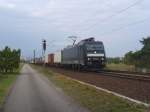 185 563-4 zieht einen Containerzug am 05.10.2011 durch Wiesental