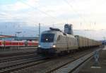 ES 64 U2-600 mit Hupac Werbung aber im Auftrag von SETG zieht einen leeren Hackgutwagenzug fr die Firma Rettenmeier in Ramstein am  02.12.2011 duch Kaiserslautern Hbf