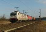 185 578-2 ind 185 595-6 sind mit einem Containerzug am 20.02.2012 bei Waghusel