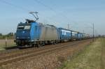 185 536-0 von Crossrail ist mit einem Containerzug am 27.03.2012 bei Wiesental