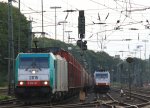 Die Cobra 2815 steht in Aachen-West  mit einem Gterzug und wartet auf die Abfahrt nach Belgien.