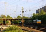 Die Class 66 PB17 von der Rurtalbahn kommt aus Richtung Montzen/Belgien  mit einem Kurzen Kupferleerzug aus Olen(B) nach Hegyeshalom(H) und fhrt in Aachen-West ein und im Hintergrund steht die Cobra