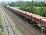 152-167 vor Leerzug mit zwei offenen Schttgutwagentypen: Facs, sowie Fans (diese sowohl mit DB-Cargo als auch Railion Logo, in dieser Ansicht am Zugende zu sehen) am 15.6.13 auf der Rheinbahn (Baden)