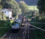 Die Class 66 6603 von Captrain kommt die Gemmenicher-Rampe hochgefahren aus Aachen-West mit einem Aluminiumleerzug aus Nievenheim bei Dormagen nach Kinkempois(B)Dunkerque(F) und fährt gleich in