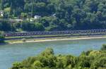 Güterzug mit Stahlrollen am Rheinufer (linksrheinisch) bei Remagen 03.07.2014