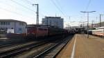 140 856-6 der Bayernbahn kommt durch Würzburg-Hbf mit einem Henkelzug aus Langerfeld(Rheinland) nach Wassertrüdingen(Bayern) bei schönem Sonnenschein am Nachmittag vom 20.2.2015.