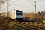 Am Sonntag den 22.2.2015 kommt die Railpool 185 696-2 mit dem Nievenheimer aus Northeim kommend bei Kaarst Broicherseite dem Fotografen vor die Linse.