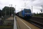 185 511-3 von Railtraxx  kommt als Umleiter aus Richtung Aachen-West mit einem langen Coilzug aus Antwerpen-Waaslandhaven(B) nach  Linz-Voestalpine(A) und fährt durch Kohlscheid und fährt in Richtung Herzogenrath,Neuss.
Bei Regenwolken am Mittag vom 28.7.2015.