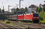 Vom Rangierbahnhof Kornwestheim kommend, durchquert 152 084-0 (Siemens ES64F) mit Schiebewandwagen und 187 145-8 im Schlepp die Anlagen des Bahnhofs Ludwigsburg Richtung Bietigheim-Bissingen.