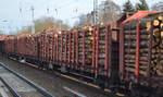 Drehgestell-Flachwagen für den Holztransport der DB mit der Nr.