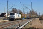 Aus dem hohen Norden kommt ein Holzzug mit 193 586-5 (Siemens Vectron) durch die Blockstelle (Bk) Zscherben Richtung Erfurt gefahren.