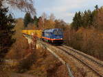 öfters fuhr im Herbst 2021 ein Holzzug mit der Raildox Maxima von Saalfeld nach Bad Blankenstein zur Papierfabrik. Hier kurz hinter Bad Lobenstein konnte der Zug am Nachmittag des 26.11.2021 aufgenommen werden. Ein wenig Licht kam auch noch auf dem Zug mit hinzu. 