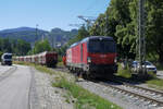 ÖBB Vectron 1293 174 hat einen Ganzzug aus 20  Rocktainer  aus Fischbach (KBS 950) nach Rohrdorf - Endpunkt der Strecke 5704 von Rosenheim her.