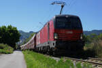 ÖBB Vectron 1293 174 hat 10 Rocktainer aus dem Ankunftsgleis im Bahnhof Rohrdorf gezogen, um sie in das Anschlußgleis des Zementwerks zu schieben.