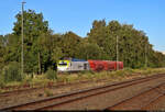 Man möge mir das Grünzeug verzeihen, ist es doch das einzige Bild, das ich bei der Zusammenstellung eines Kalkzuges im Bahnhof Scharzfeld bekommen konnte. Gerade hat 248 033-3 (Siemens Vectron Dual Mode) drei Wagen aus dem Werk gezogen. Rangiert wird nur auf dem hintersten Gleis, die vorderen beiden Gleise gehören zur Südharzstrecke Northeim–Nordhausen, die Gleise dazwischen liegen brach. Für die Aufnahme wurde gezoomt, der sichere Abstand zu den Bahnanlagen war somit gewährleistet.

🧰 Captrain Deutschland GmbH, eingesetzt bei der Regiobahn Bitterfeld Berlin GmbH (RBB)
🕓 5.9.2023 | 7:59 Uhr