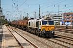 Mit einem Kesselzug fuhr am 25.08.2015 die 247 051-6 (266 451-4) durch München Heimeranplatz in Richtung Ostbahnhof/Mühldorf.