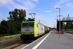 185 542-8 Captrain als Kesselzug durchfährt den Bahnhof Schkopau auf der Bahnstrecke Halle–Bebra (KBS 580) Richtung Halle (Saale).