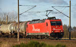 185 587-3 nun im Gewand der RheinCargo (vorher HGK Häfen - und Güterverkehr Köln) unterwegs in Richung Hagenower Land. 04.12.2017, 3km östlich von Büchen.