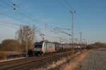 Am Morgen des 10.03.2021 war der Boden rund um Rostock noch gefroren und mit Reif bedeckt als 185 677-2 der Wedler&Franz Logistik mit einem Kesselwagenzug in Richtung Bad Kleinen durch Sildemow fuhr.