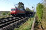 DB Cargo 152 087-3 ist am 24.4.2022 zwischen Haltern und Dülmen am BÜ 31,9 auf der Rollbahn in Richtung Norden unterwegs.