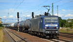 DeltaRail GmbH, Frankfurt (Oder) mit ihrer  243 069-2  (NVR:  91 80 6143 069-3 D-DELTA ) und einem Kesselwagenzug am 21.08.22 Durchfahrt Bahnhof Flughafen BER Terminal 5.