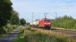 DB Cargo 185 001 mit Knickkesselwagenzug in Richtung Osnabrück (bei Lembruch, 28.07.2022).