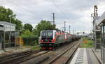 EBS 143 124-6 + 143 056-0 mit Kesselwagen Richtung Weißenfels, am 03.07.2023 in Naumburg (S) Hbf.