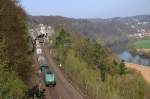 Eine 185 der R4C durchfhrt mit einem Gedreidezug nach Budapest das schne Felsentor bei Etterzhausen.(KBS 880,24.04.2010)