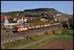 185 586-5 der HGK mit Werbung  Heizprofi  fhrt mit ihren Kesselwagenzug durch Retzbach-Zellingen in Richtung Gemnden am 16. Oktober 2011.