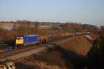 146 519 mit einem Kesselwagenzug auf der Sttzmauer in Laaber im letzten Abendlicht.(22.2.2012)