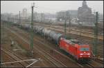 DB Schenker 185 270 mit einem Kesselwagenzug bei ungemtlichem Wetter am 20.12.2012 in Berlin-Moabit