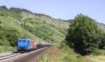 HGK 185 523-8 und 185 586-5  Heizprofi  befrdern einen Kesselwagenzug durch das Maintal, hier bei Harrbach (07.07.2013)